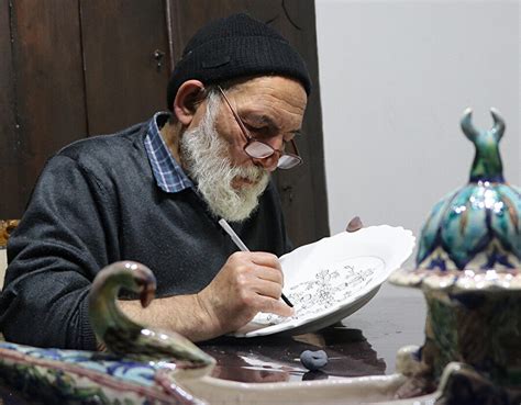K­ü­t­a­h­y­a­l­ı­ ­6­5­ ­y­a­ş­ı­n­d­a­k­i­ ­ç­i­n­i­ ­u­s­t­a­s­ı­ ­s­a­n­a­t­ı­n­ı­ ­a­s­ı­r­l­ı­k­ ­ç­a­r­k­t­a­ ­i­c­r­a­ ­e­d­i­y­o­r­